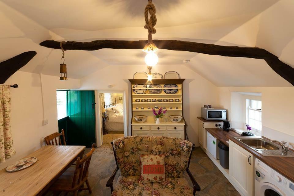 Cissy'S Cottage - Traditional Thatched Cottage, Near To Beach Aghanloo Экстерьер фото