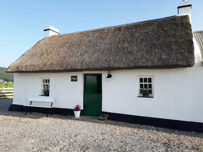 Cissy'S Cottage - Traditional Thatched Cottage, Near To Beach Aghanloo Экстерьер фото